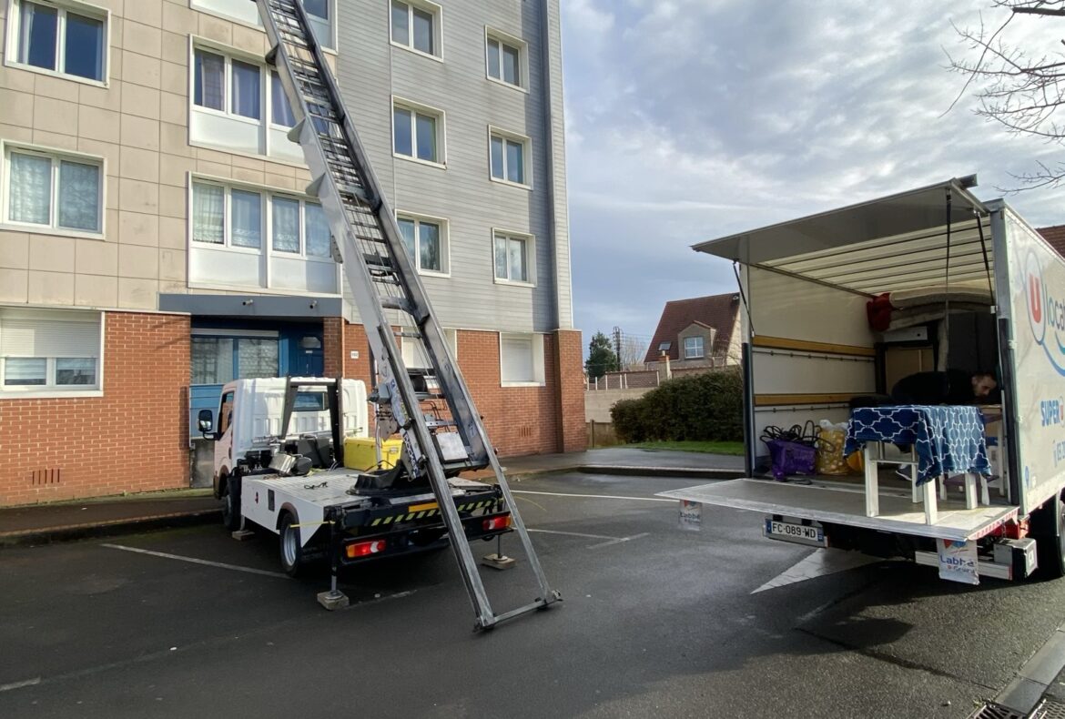 Service avec operateur de monte meubles Lille